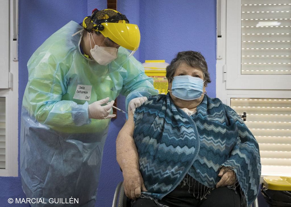 Josefa Martínez, de 83 años, usuaria de la residencia de mayores de San Pedro del Pinatar, es la primera persona vacunada contra el coronavirus en la Comunidad de Murcia, fotografía de Marcial Guillén