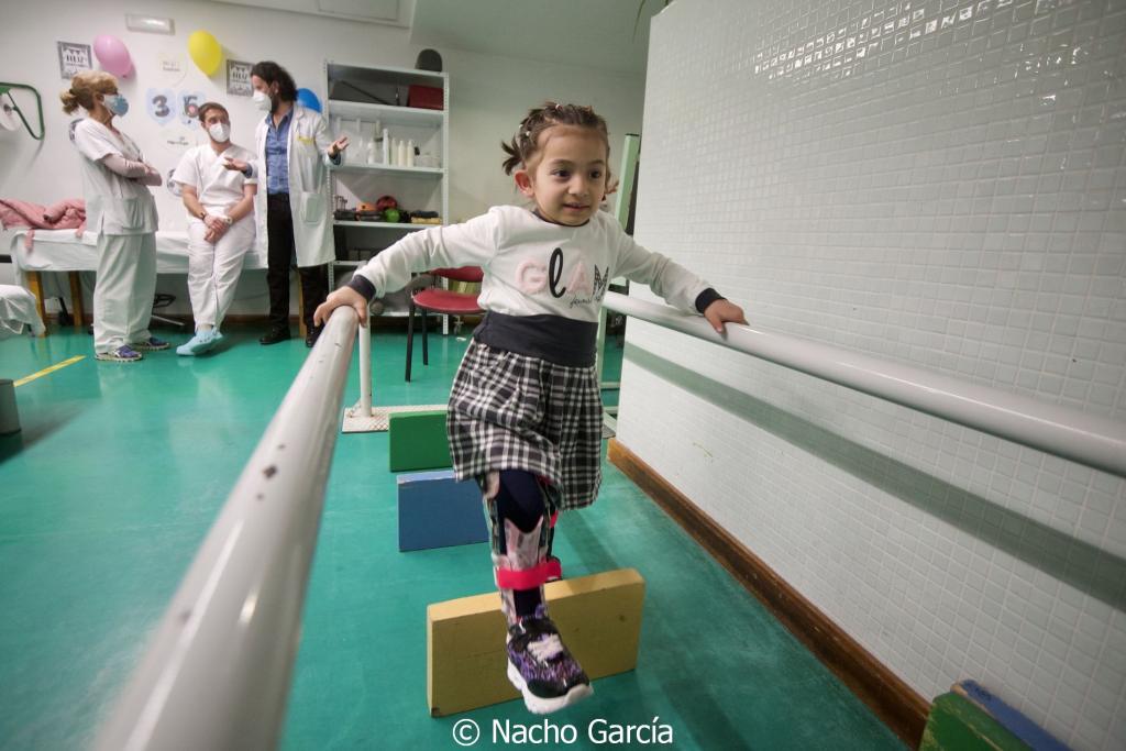 Cirugía ortopédica pionera, niña vuelve a andar, fotografía de Nacho García