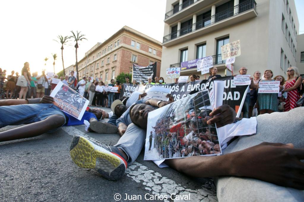 Protesta por fallecidos en la valla de Melilla, fotografía de Juan Carlos Caval