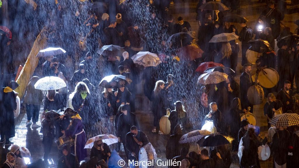 Tamborada de Mula bajo la lluvia, fotografía de Marcial Guillén