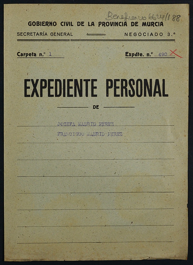 Expediente de concesión de pensión como huérfanos de la Guerra a los hijos de Juan Antonio Madrid Muñoz.