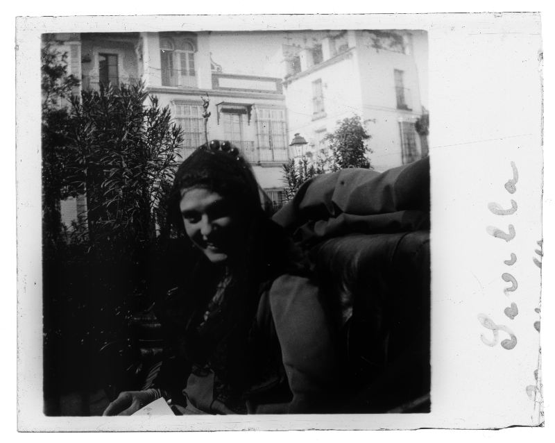 Retrato de una mujer joven en una calesa en Sevilla