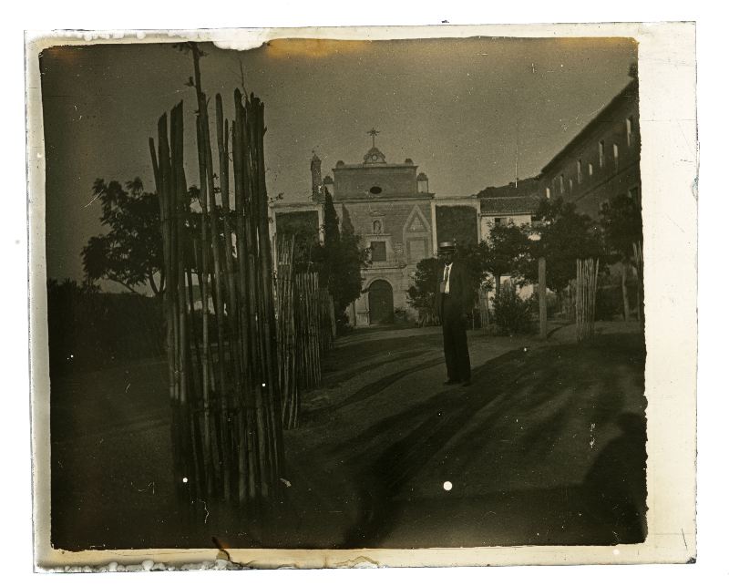 Un hombre con sombrero canotier posando frente a la iglesia del convento de Santa Catalina de Monte de Murcia