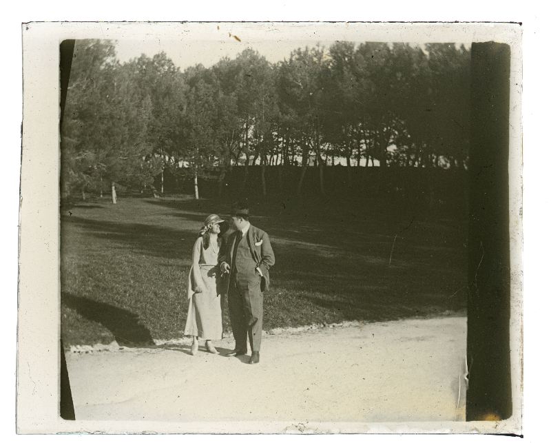 Retrato de pareja frente a un parque