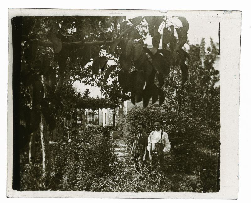 Retrato de dos hombres en un jardín de una finca en la huerta