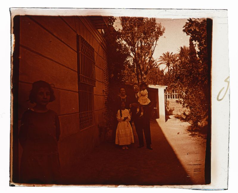 Una pareja y tres niñas posando en un jardín