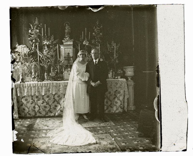 Retrato de una novia y su padre ante el altar de una capilla privada