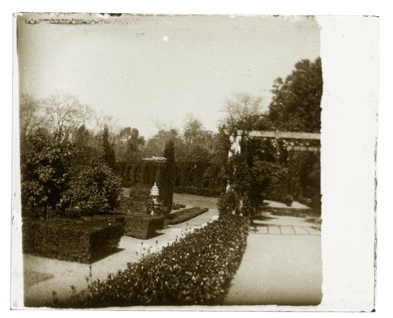 Vista de un jardín, con setos y columnata