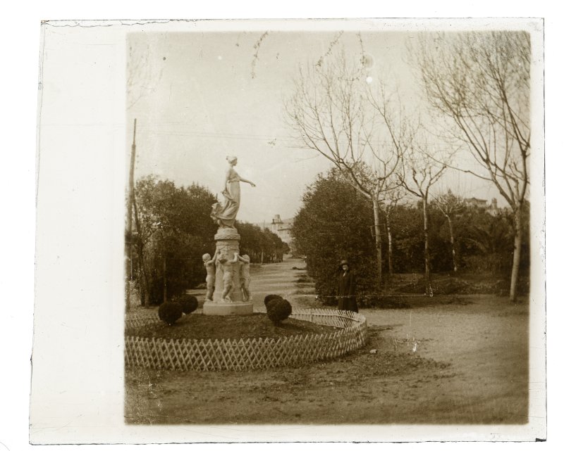 Vista de una escultura ubicada en la rotonda de un parque