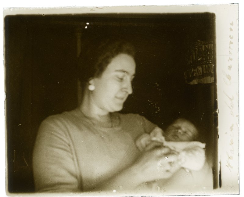 Retrato de una mujer con un bebé en brazos