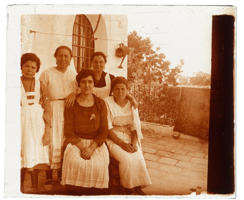 Retrato de un grupo de mujeres en la terraza de una casa de la huerta