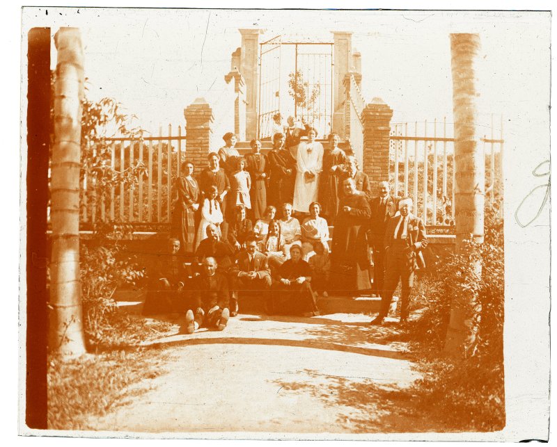 Grupo familiar posando en las escaleras de acceso a un jardín