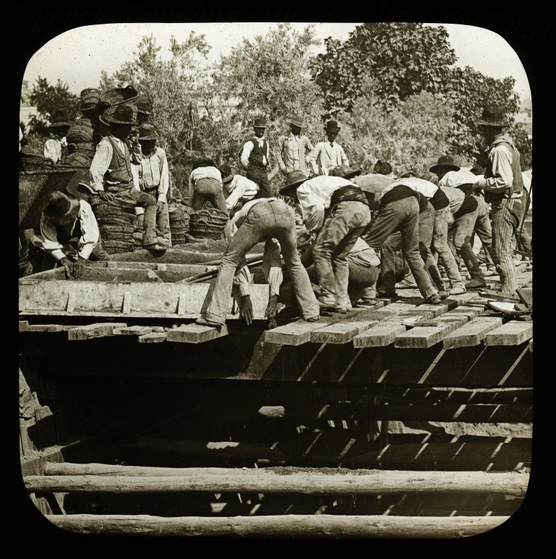 Obreros colocando los cimientos del puente sobre el río Guadalentín en Lorca.