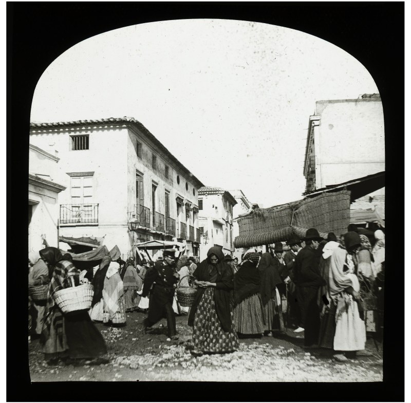 Vista de una calle de Águilas durante un día de mercado.