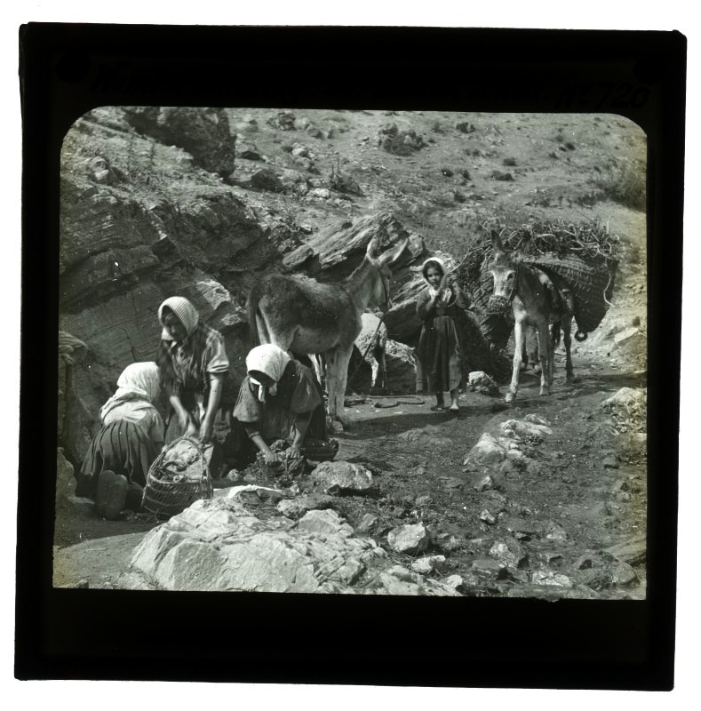 Mujeres lavando en un riachuelo cerca de Serón.