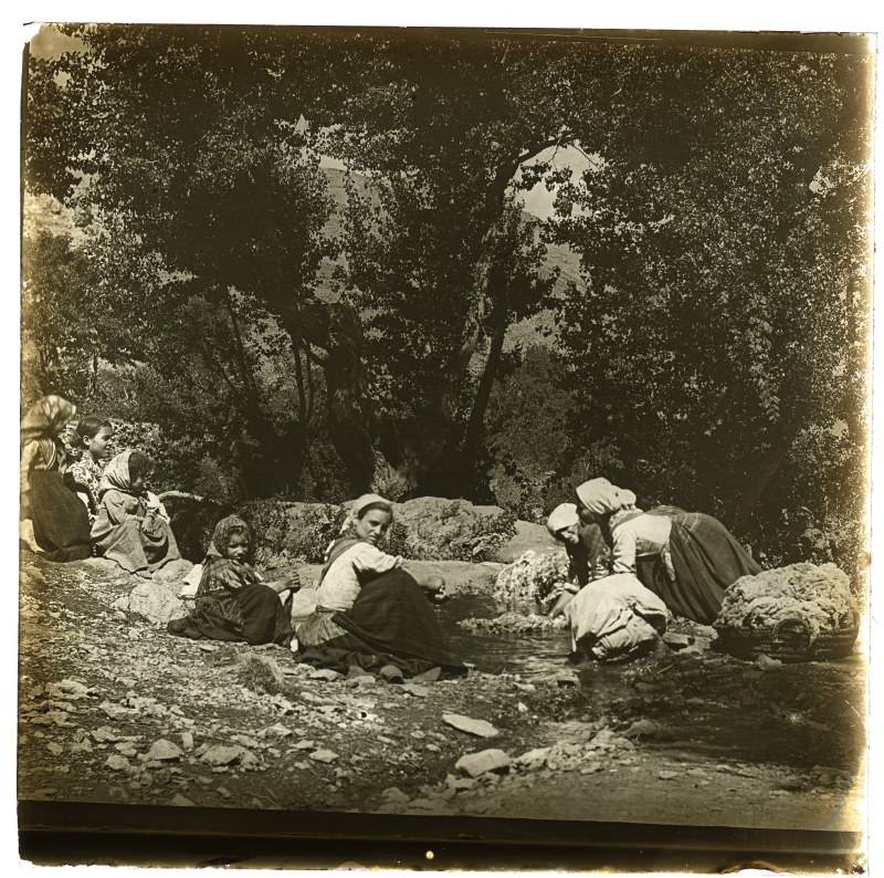 Muchachas y niñas lavando lana en el paraje minero de Perdigones, en la sierra de Serón.