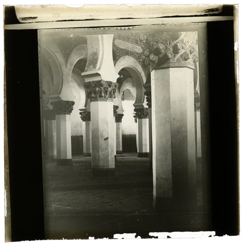 Interior de la mezquita de Santa María la Blanca de Toledo