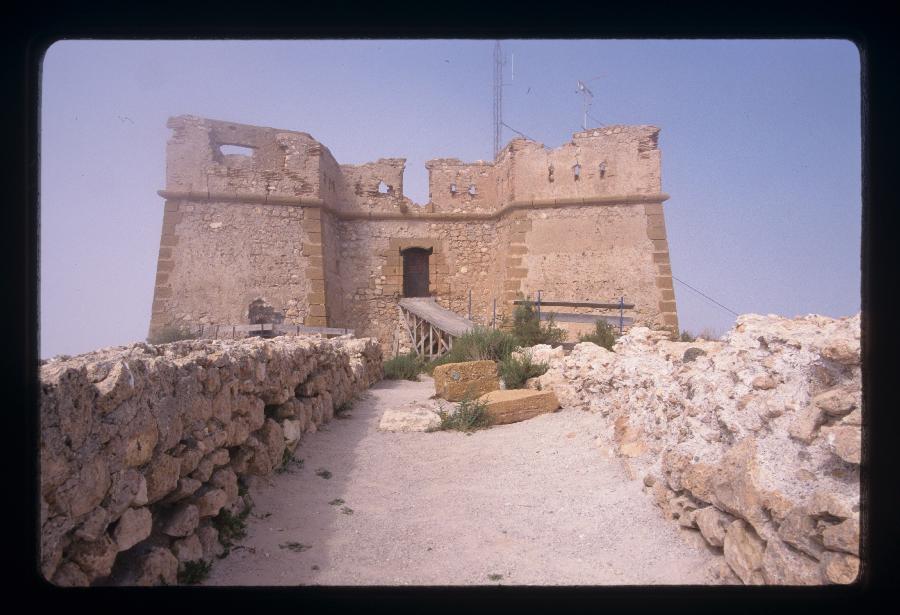 Fachada del castillo de San Juan de las Águilas antes de la restauración