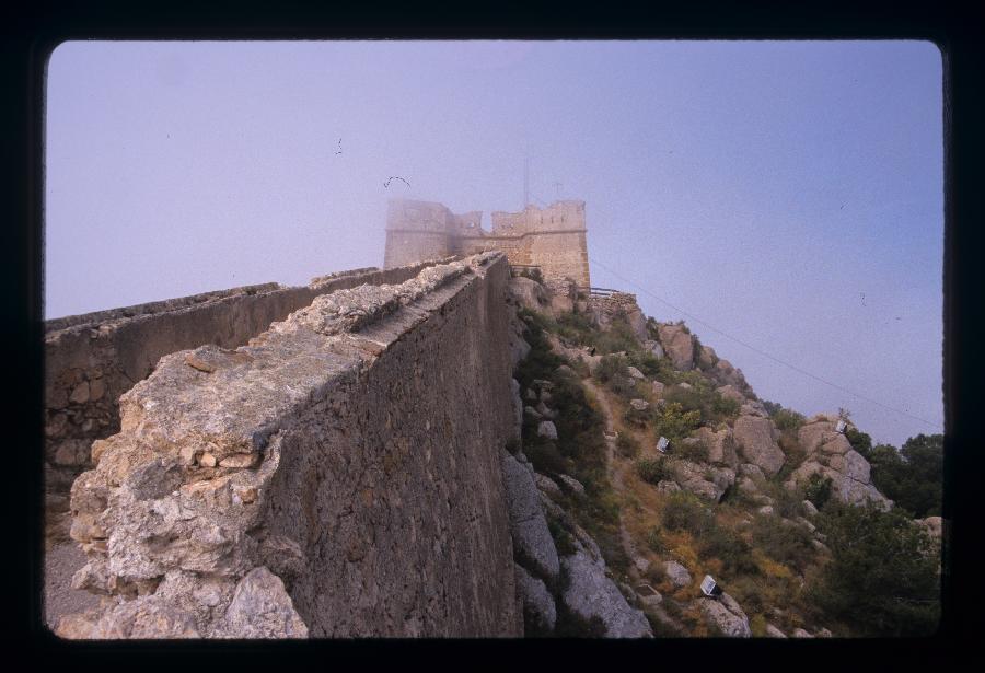 Vista del castillo de San Juan de las Águilas desde el camino amurallado