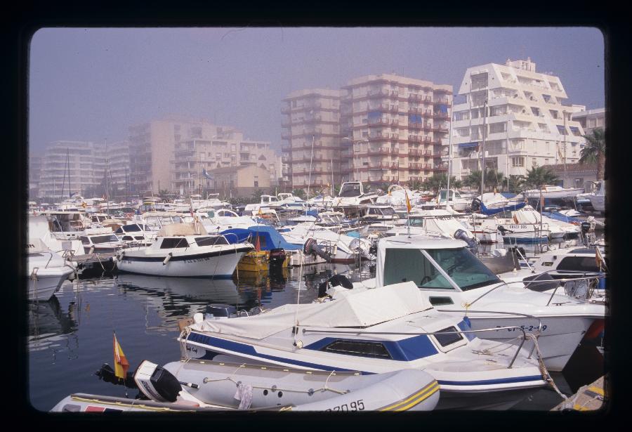 Reportaje fotográfico del puerto deportivo de Águilas con bloques de viviendas del paseo de Parra al fondo