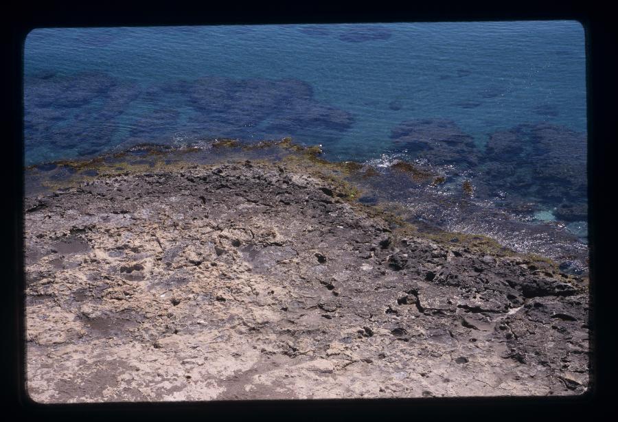 Orilla del mar y piedra erosionada en la playa de la torre de Cope