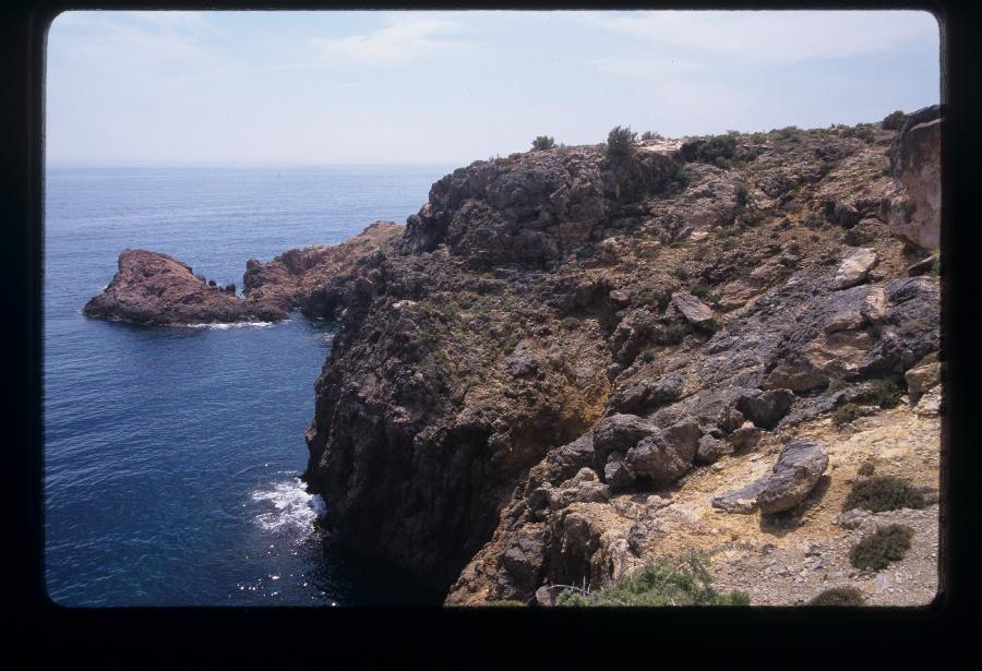 Vista del acantilado de la cala de Moro Santo en el Puerto de Mazarrón desde el peñasco del faro
