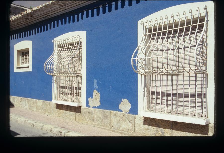 Exterior de una vivienda de arquitectura tradicional con enrejado característico en Mazarrón