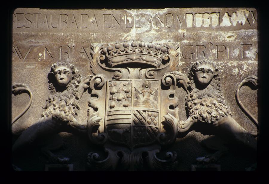 Escudo de la portada del Palacio de la familia Pérez de Meca-Ponce de León, Condes de San Julián (Lorca)