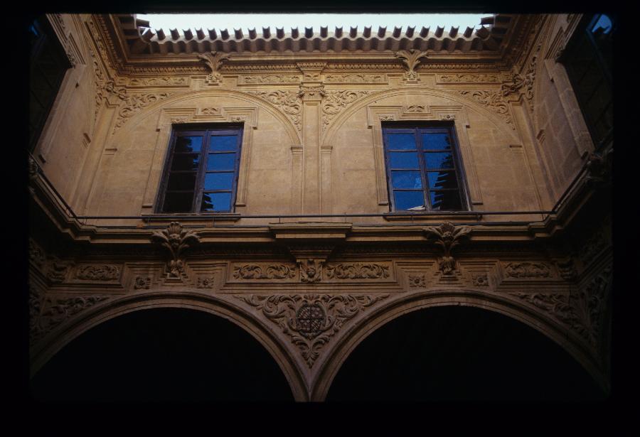 Reportaje fotográfico del claustro del Palacio de Guevara (Lorca)