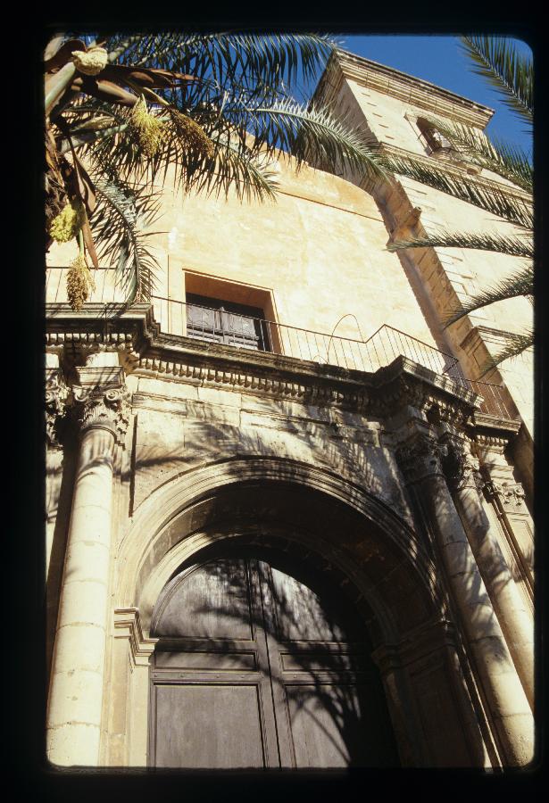 Reportaje fotográfico de la fachada y la cúpula de la iglesia de San Mateo de Lorca