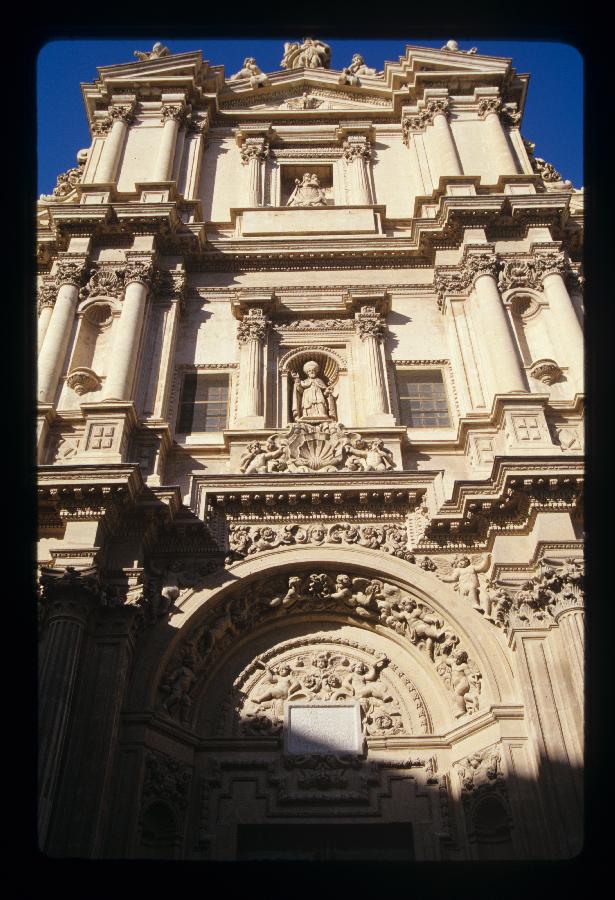 Reportaje fotográfico de la fachada de la Colegiata de San Patricio de Lorca