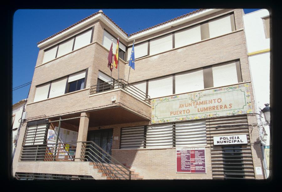 Fachada de la sede del ayuntamiento y la policía municipal en Puerto Lumbreras