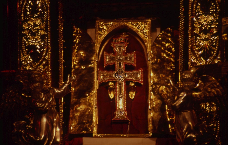 Cruz relicario de la Vera Cruz de Caravaca en su hornacina en el santuario