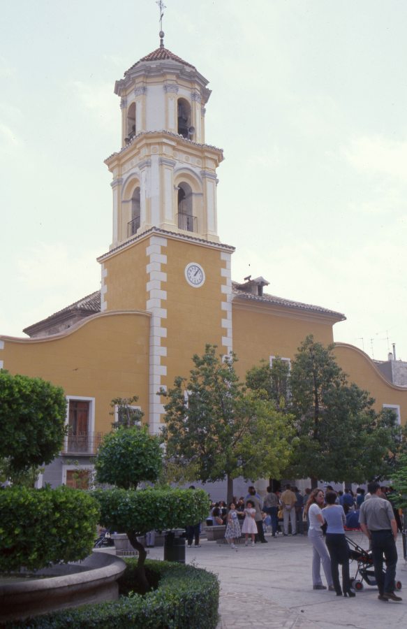 Iglesia de Nuestra Señora del Rosario de Bullas desde la plaza de España
