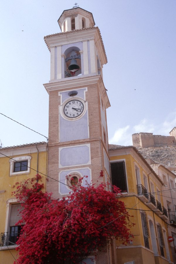Torre del Reloj de Mula vista desde la plaza del ayuntamiento