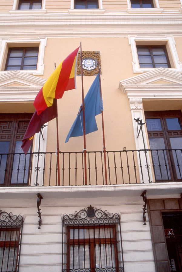 Vista parcial de la fachada del ayuntamiento de Mula