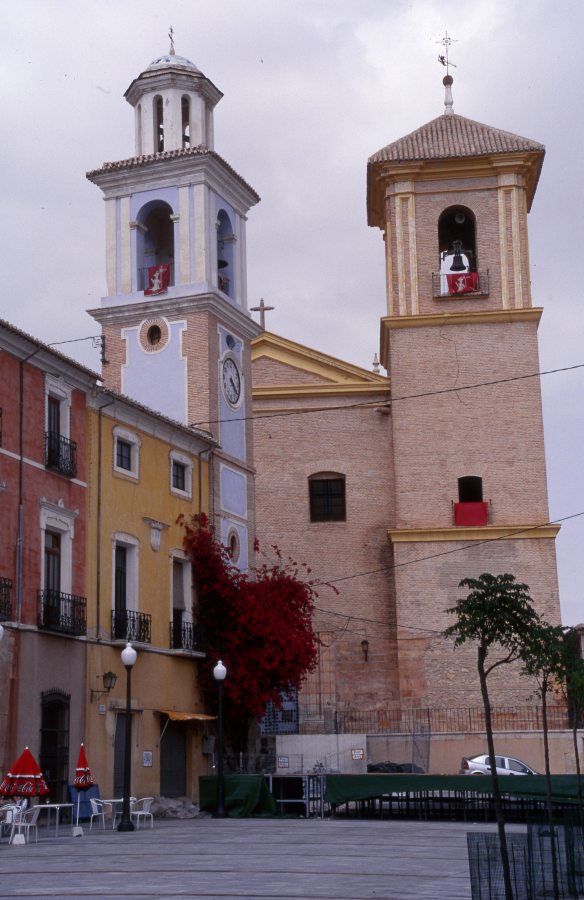 Vista de la iglesia de San Miguel y la torre del Reloj desde la plaza del Ayuntamiento de Mula