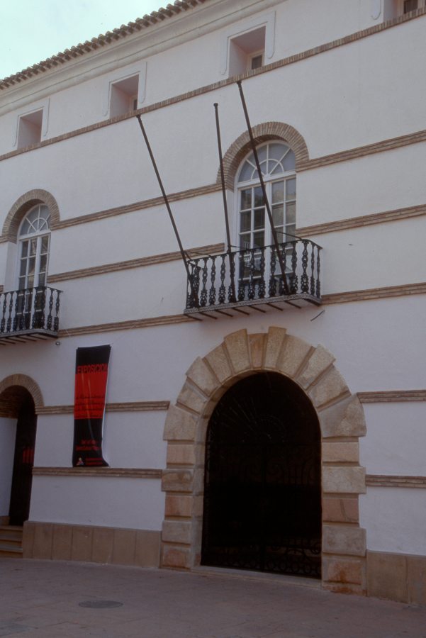 Vista parcial de la fachada del Centro Cultura Plaza Vieja de Alhama de Murcia