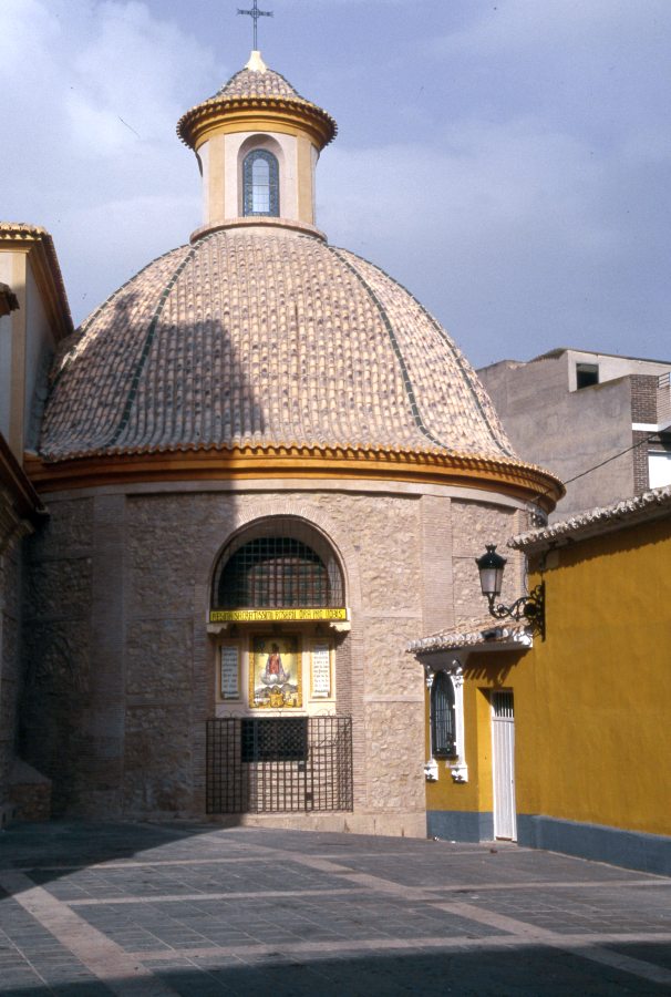 Reportaje fotográfico del exterior de la iglesia de San Lázaro Obispo de Alhama de Murcia