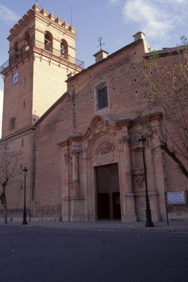Reportaje fotográfico del exterior de la iglesia de Santiago de Totana