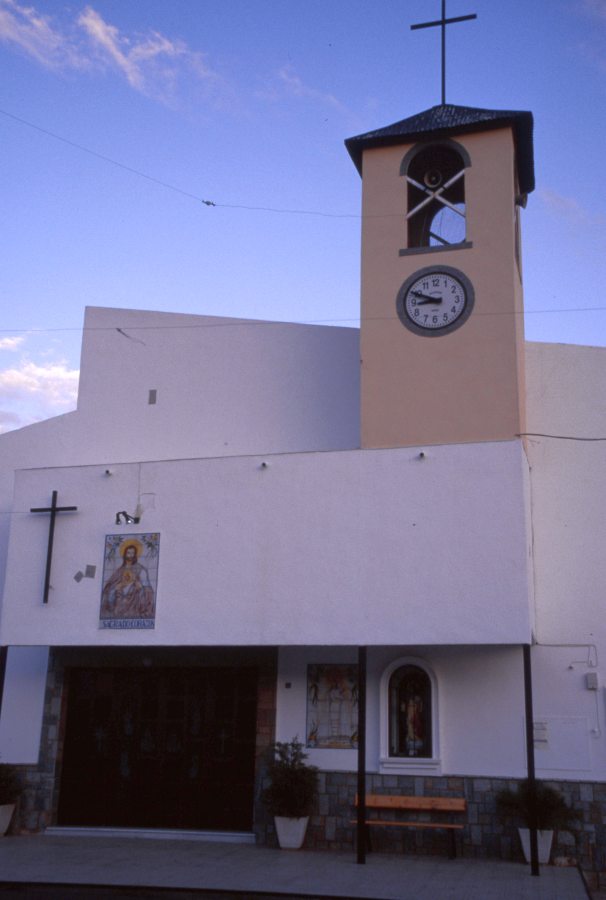 Reportaje fotográfico del exterior de la iglesia del Sagrado Corazón de La Hoya