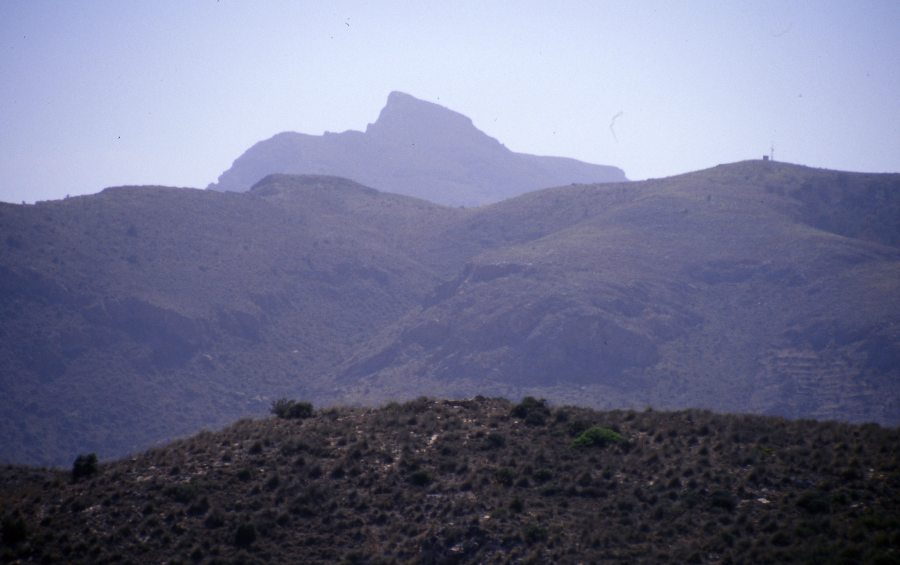Panorámica del Monte de las Cenizas con pico del Cabezo de la Fuente al fondo, en la sierra minera de Cartagena-La Unión