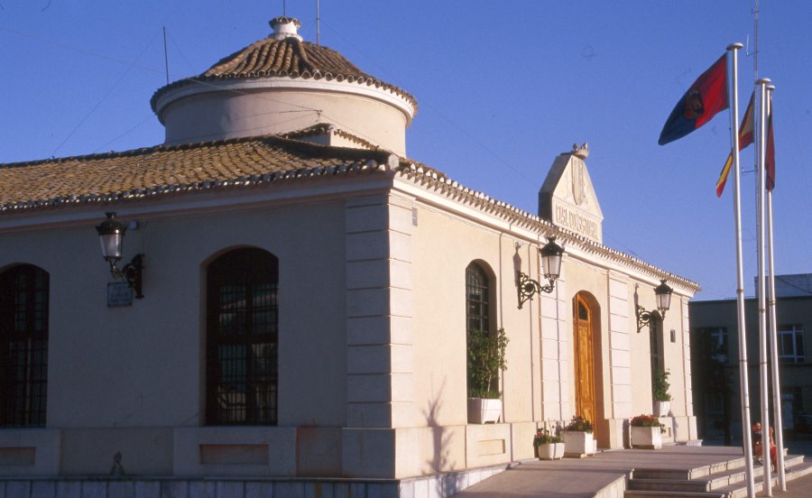 Vista de la fachada de la antigua casa consistorial de Torre Pacheco desde un lateral de la plaza del Ayuntamiento