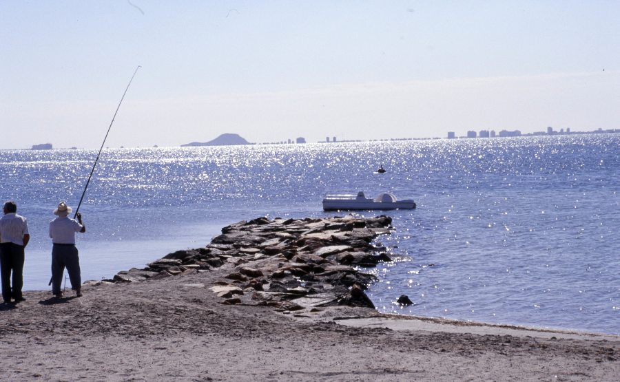 Reportaje fotográfico de una zona de pesca en la playa de Los Alcázares