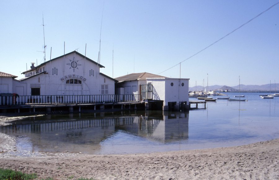 Vista del club náutico de Los Alcázares desde la playa La Concha