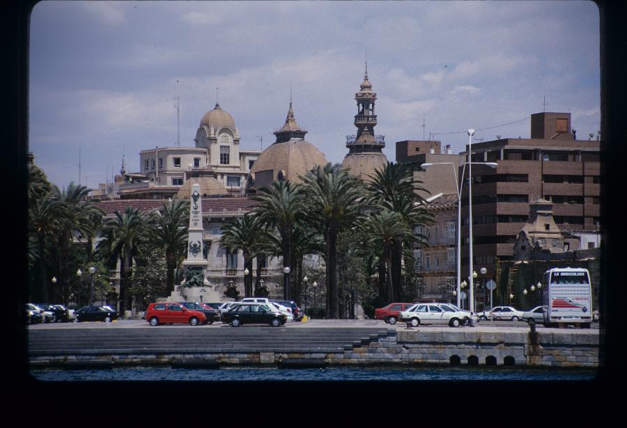 Vista de la plaza Héroes de Cavite de Cartagena desde el puerto deportivo