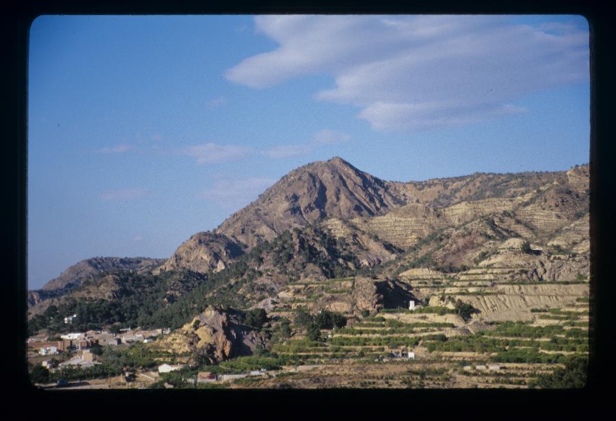 Panorámica de una cordillera con terrazas de cultivos en las proximidades del Parque Regional de Carrascoy y El Valle o la Sierra de la Cresta del Gallo