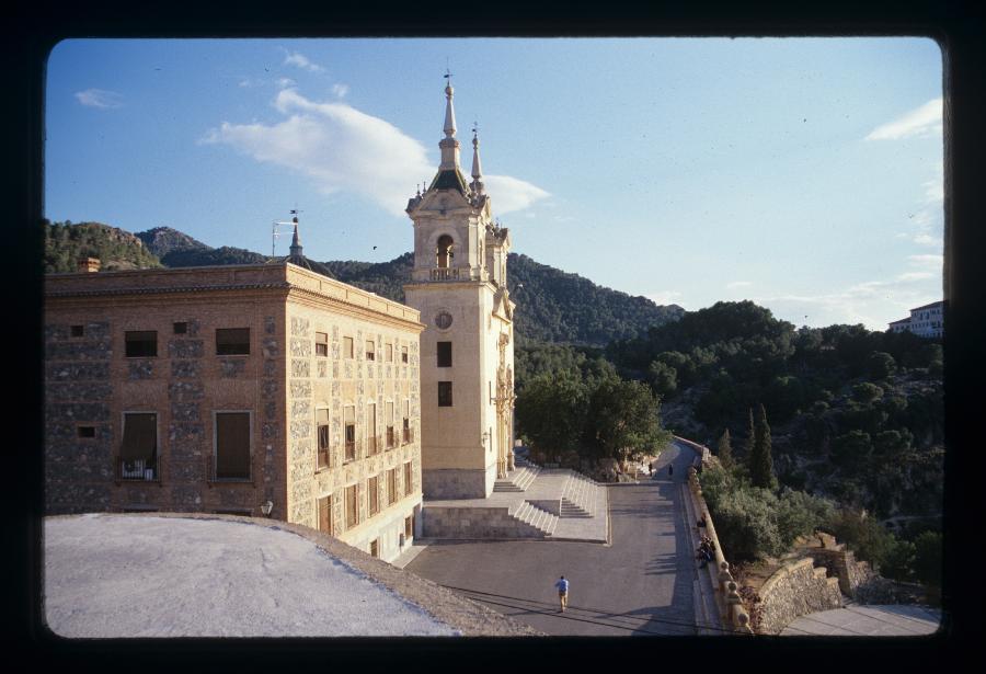 Fachada del santuario de La Fuensanta y del monasterio benedictino desde el mirador