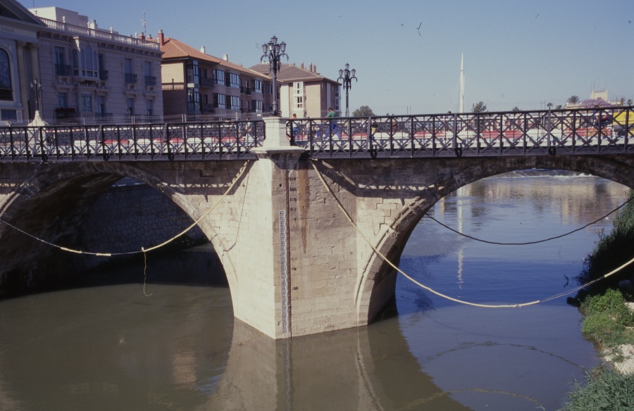 Vista del puente Viejo o de los Peligros desde el paseo del Teniente Flomesta