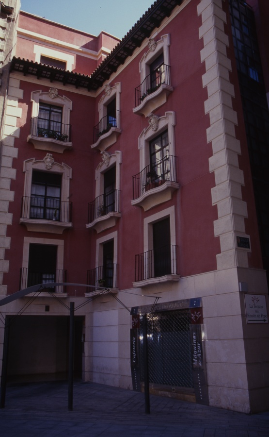 Fachada de un bloque de viviendas en la calle Pintor Villacís de Murcia